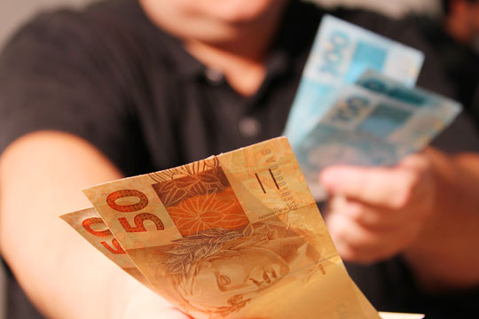 Saques da poupança superam depósitos em R$ 57 bilhões, diz Banco Central