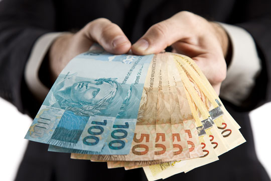 Salário mínimo no Brasil deveria ser de R$ 3.518,51, diz Dieese