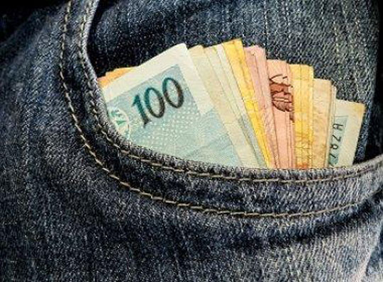 Brasileiros têm R$ 255 bilhões em dívidas, diz Serasa Experian