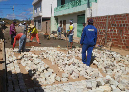 Tanhaçu: Ruas do Distrito de Sussuarana são contempladas com pavimentação