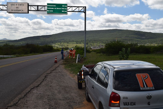 DNIT promove manutenção da BR-030 no sentido Brumado a Tanhaçu