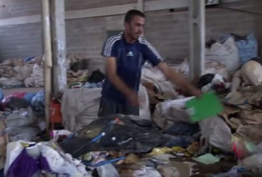 Catador de recicláveis encontra US$ 1,4 mil no lixo e devolve ao dono