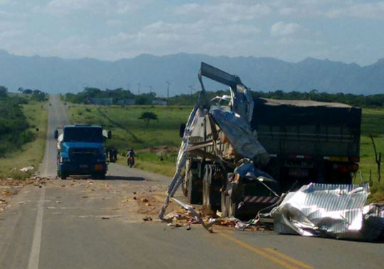 Dom Basílio: Caminhão baú bate em carreta que estava parada no acostamento