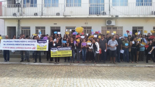 Servidores públicos fazem novo manifesto pelas ruas de Dom Basílio