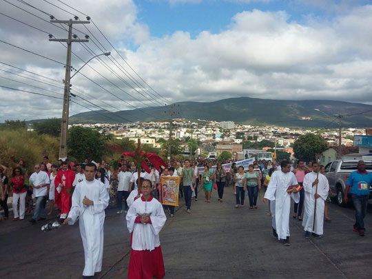 Fieis participam da Missa de Domingo de Ramos em Brumado