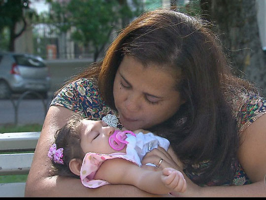Dona de casa adota bebê com microcefalia no Pernambuco: 'Minha filha'