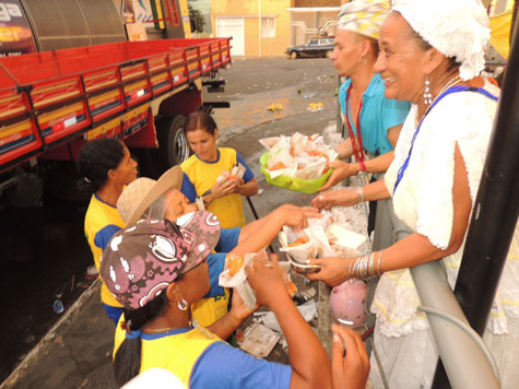 Brumado: Baiana encerra carnaval distribuindo acarajés para garis