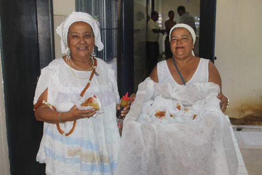 Baiana mantém tradição e distribui acarajé aos presos de Brumado