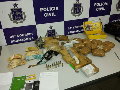 Polícia apreende 10 kg de drogas, dinheiro e revólver em Brumado