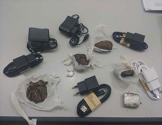 Polícia intercepta drogas e carregadores de celulares no teto da carceragem em Brumado