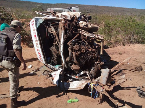 Caetité: Colisão entre van e carro de passeio deixa 10 feridos e carros completamente destruídos