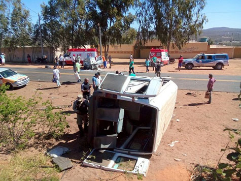 Caetité: Colisão entre van e carro de passeio deixa 10 feridos e carros completamente destruídos