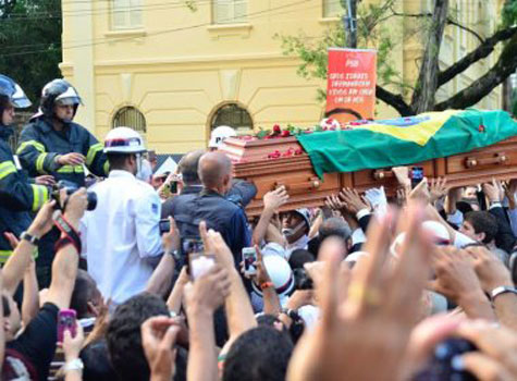 Eduardo Campos é enterrado no Recife com cemitério lotado