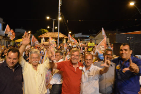 Eleições 2014: Eduardo Vasconcelos caminha com Leonelli e Manelão pelas ruas de Brumado