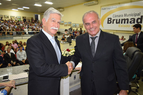Eduardo Vasconcelos e Édio Pereira tomam posse como prefeito e vice-prefeito de Brumado