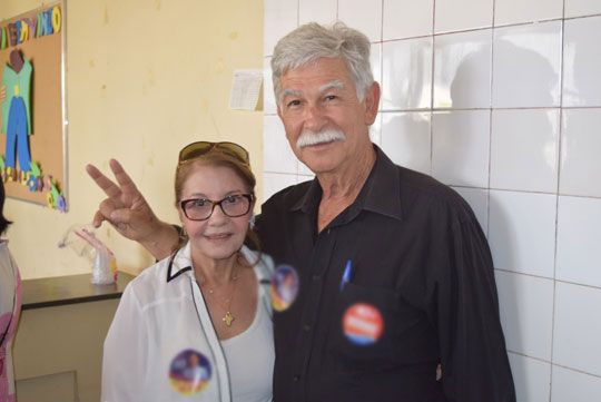 Brumado: Eduardo Vasconcelos votou tradicionalmente ao lado da esposa