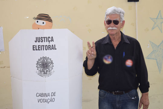 Brumado: Eduardo Vasconcelos votou tradicionalmente ao lado da esposa