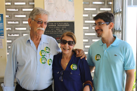 Eleições 2014: Ex-prefeito de Brumado vota na companhia da família