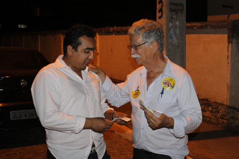 Eleições 2014: Vice de Lídice faz panfletagem pelas ruas de Brumado