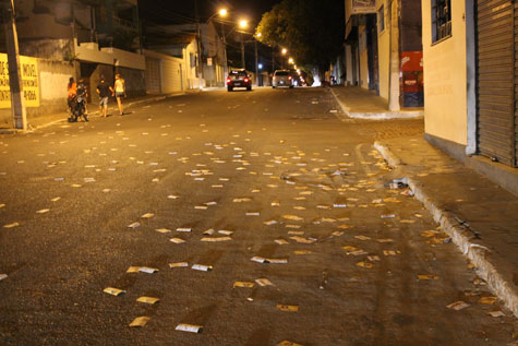 Eleições 2014: Candidatos sujam ruas de Brumado próximo aos locais de votação