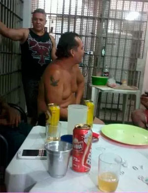 Foto mostra festa em cela do ex-policial Bola, envolvido na morte de Eliza Samudio