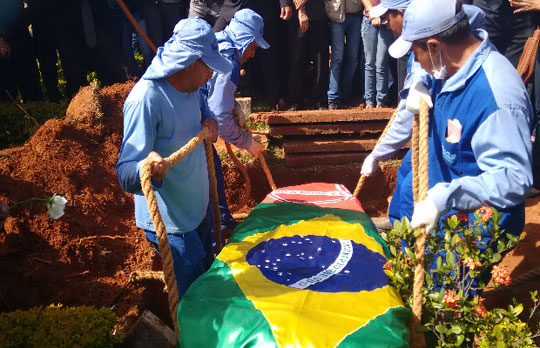 Corpo do cantor Cristiano Araújo é enterrado sob forte comoção