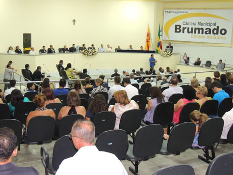 Fotos: Câmara entrega títulos de cidadão brumadense