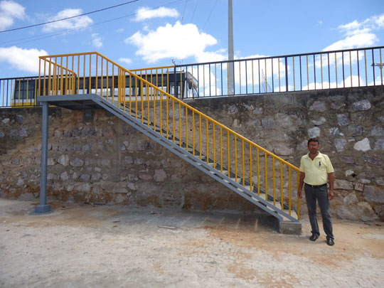 Preocupado com a acessibilidade, vereador Manoel Romar tem solicitação de reconstrução de escada atendida