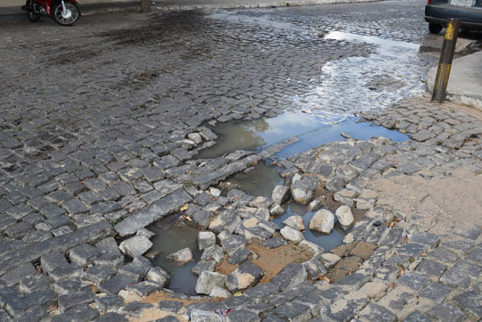 Brumado: Esgoto estoura e deixa populares irritados no Bairro das Flores