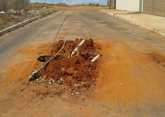 Brumado: Esgoto estoura e gera transtorno na Rua Senegal