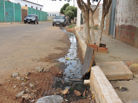 Brumado: Esgoto estourado causa transtorno no Bairro Baraúnas