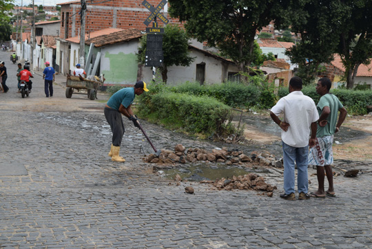 Brumado: Após três semanas, prefeitura busca resolver problema de esgoto na Padre Anchieta