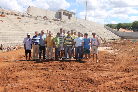 Brumado: Vereador e desportistas visitam obras do estádio Gilbertão