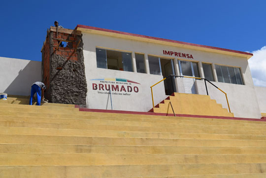 Brumado: Estádio Gilberto Cardoso recebe banheiro na cabine de imprensa