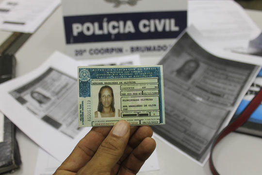 Estelionatária com documentos falsos tenta aplicar golpe em banco cooperativista em Brumado