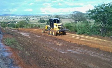 Prefeitos de Botuporã e Caturama abrem estrada vicinal para atender usuários