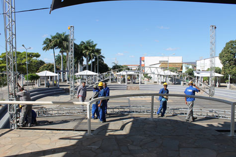 Brumado: Praça começa a receber estrutura para festa de aniversário