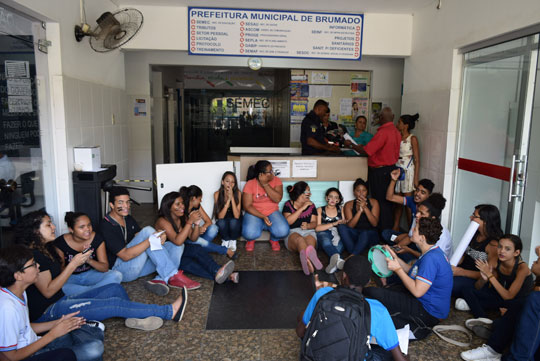 Estudantes protestam contra reforma da previdência e projetos de lei e ocupam prefeitura de Brumado