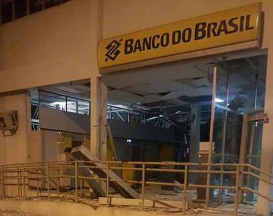 Criminosos 'metralham' sede da PM, explodem banco e fogem com reféns em Carinhanha