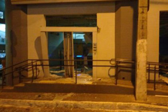 Bandidos fortemente armados explodem agência do Banco do Brasil em Caculé