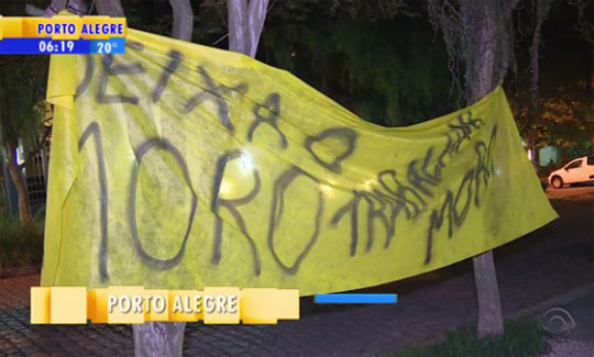 Manifestantes penduram faixa em frente à casa do ministro Teori Zavascki