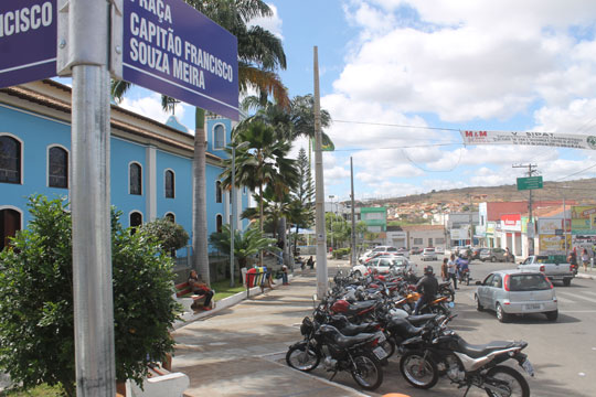 Carros e motos disputam vaga em estacionamentos em Brumado