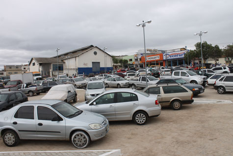 Brumado: Falta de organização gera transtorno na praça de estacionamento do mercado