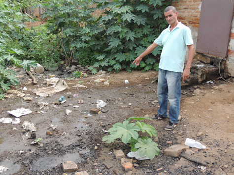 Brumado: Sem saneamento básico, moradores da Otávio Peres convivem com fezes e cobras