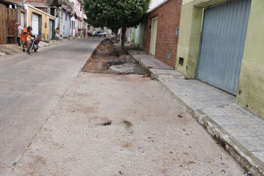 Brumado: Carros estão presos nas garagens há 15 dias por causa de buracos no Parque Alvorada