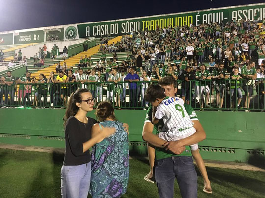 'É campeão': Torcida da Chapecoense lota estádio em homenagem às vítimas