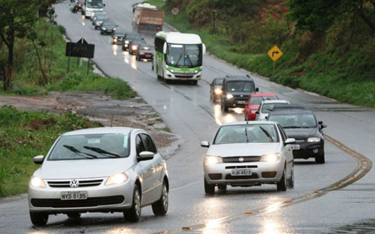 Lei do farol baixo em rodovias é suspensa no Brasil