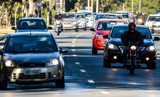 Justiça mantém suspensão de lei que obriga motorista a acender farol em rodovia