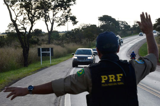 Uso do farol baixo em rodovias é obrigatório a partir desta sexta (8)