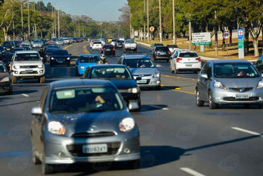 Quase 15 mil motoristas são multados por não ligar farol baixo de dia